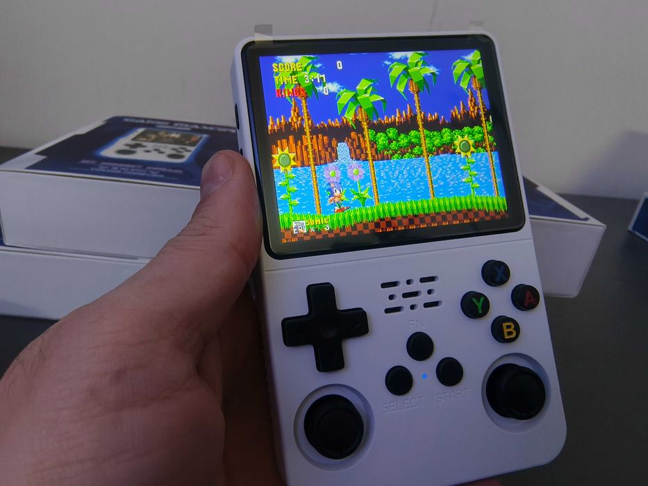 R36S Малка Портативна Конзола с хиляди ретро игри