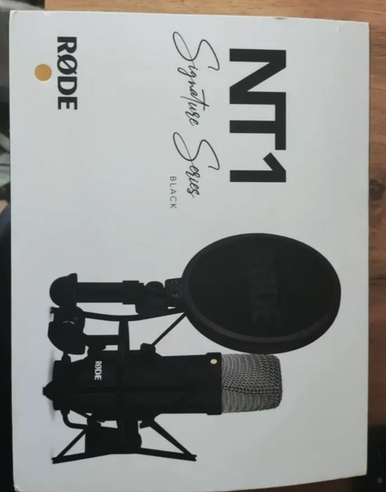 микрофон Rode NT1 Signature Series в черном цвете.