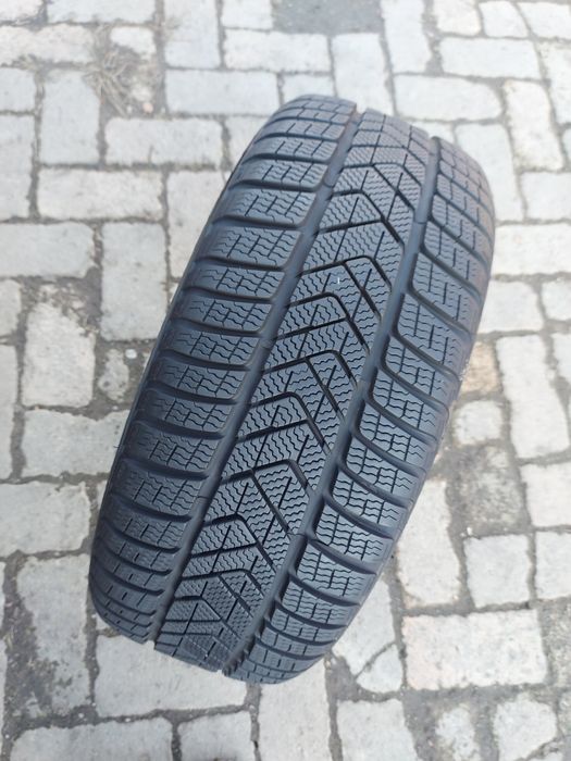 O bucată 235/45 R18 M+S iarnă - una Pirelli Semperit Bridgestone