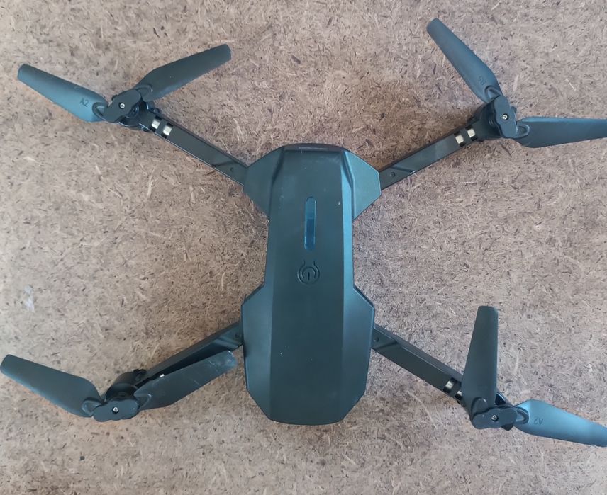 Dronă cu cameră si cu 2 acumulatori