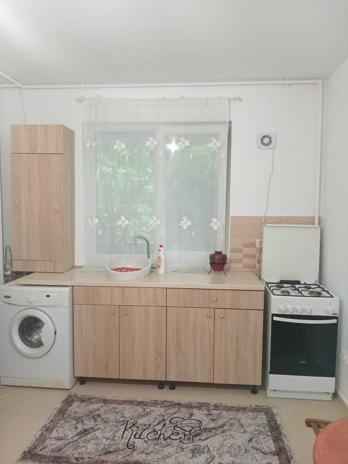 Ofer spre închiriere apartament cu doua camere