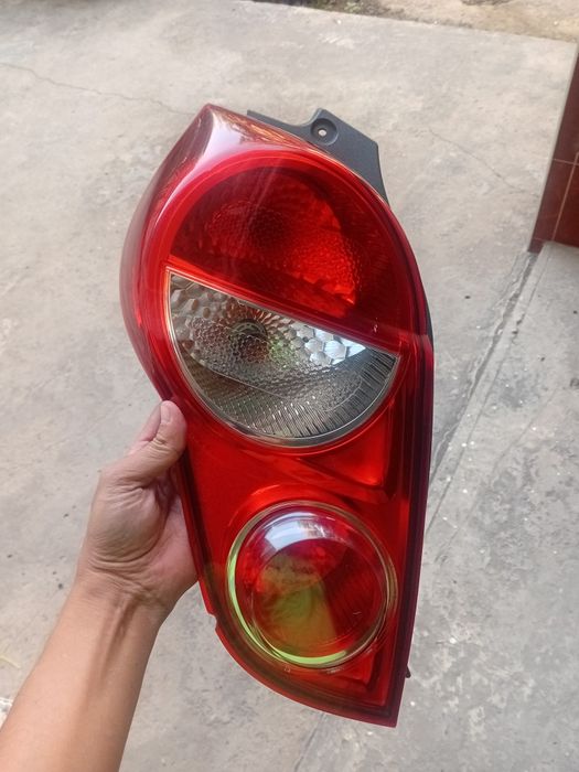 Продам спарк фару левая водителская родная ест маленкий скол