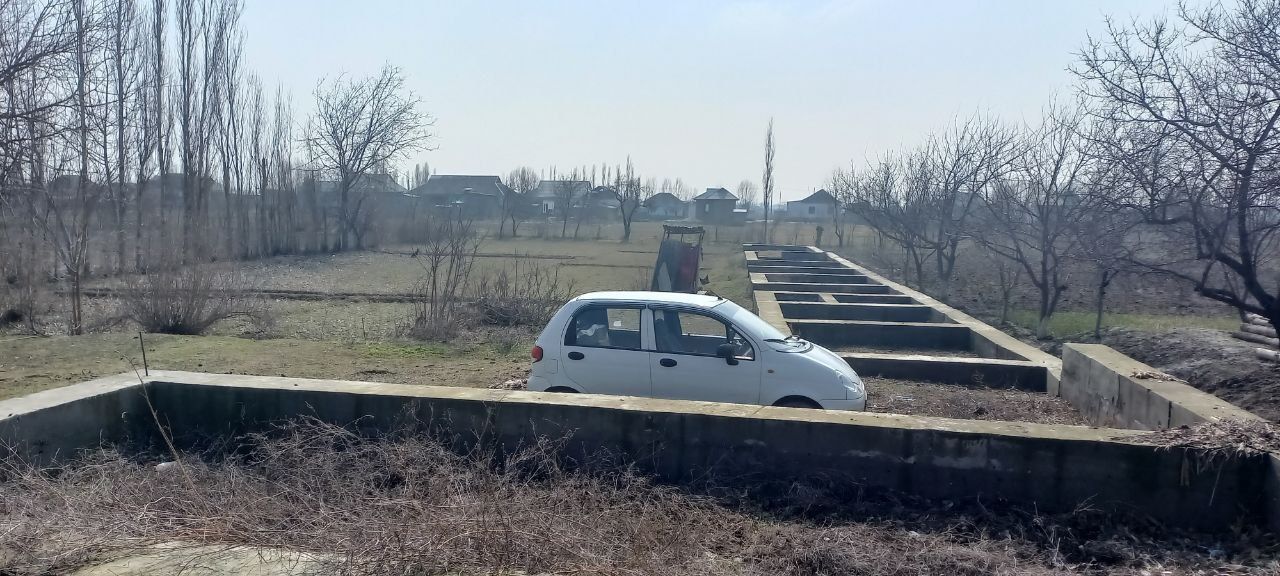 Maktab bog‘cha yaqin shahardan uzoq emas