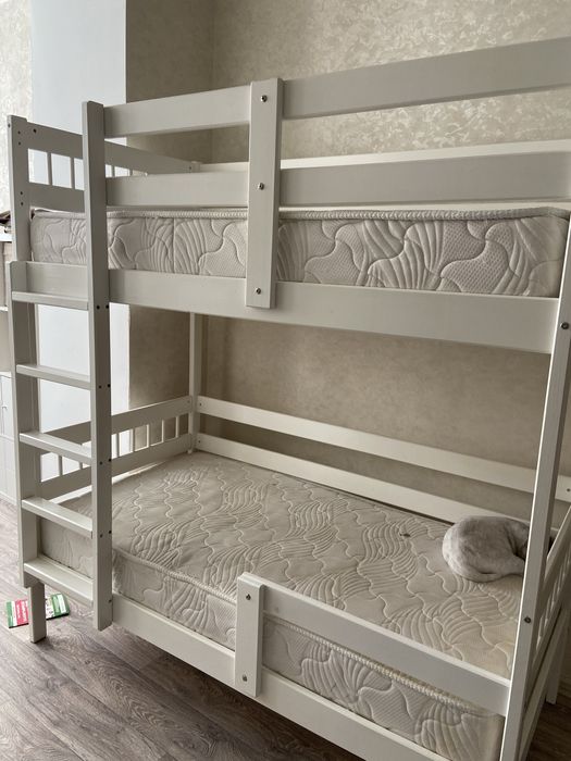 Продам двухъярусную кровать для детей с матрасами.