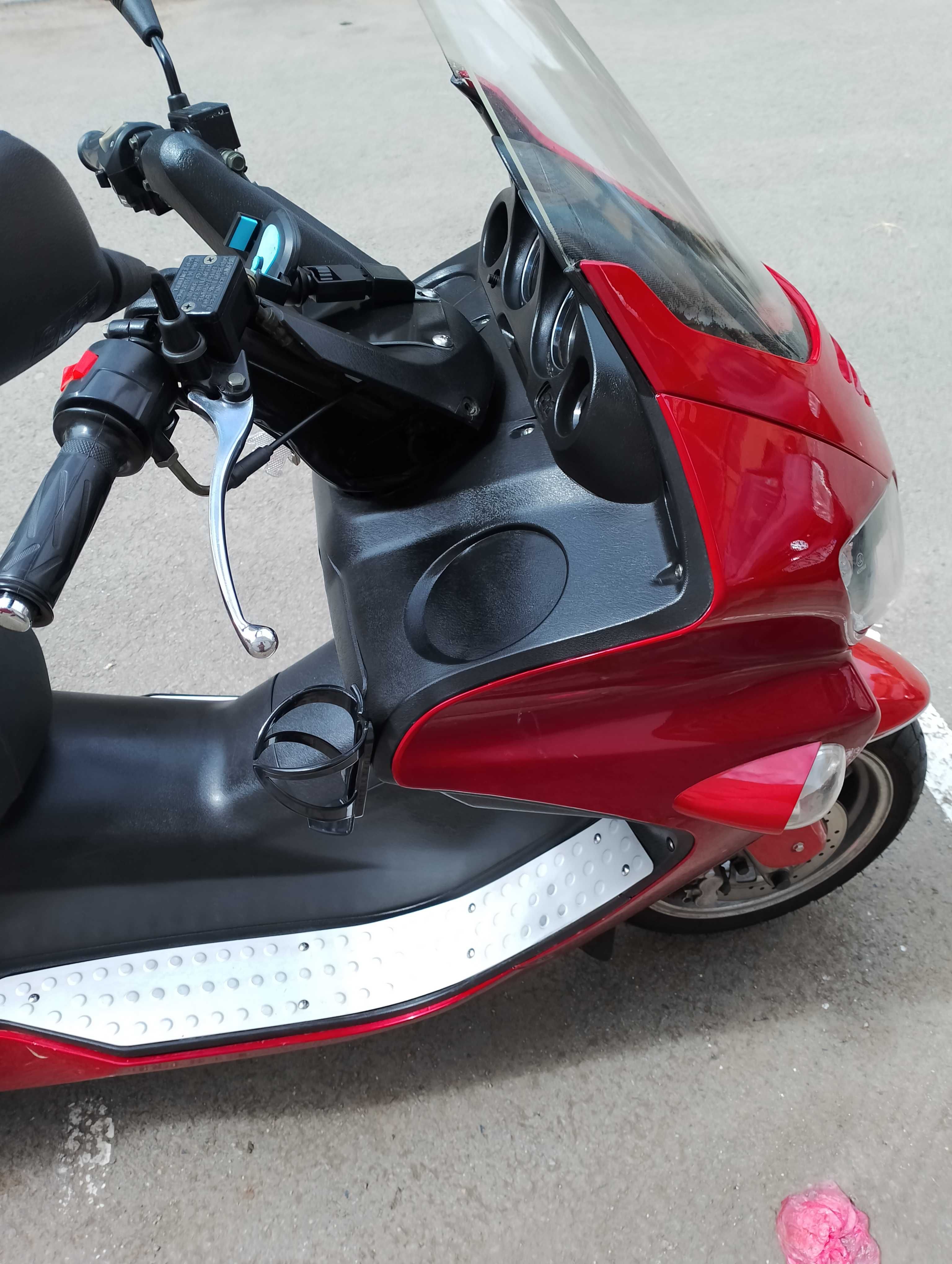 Scuter de 250 cmc marca Jonway.