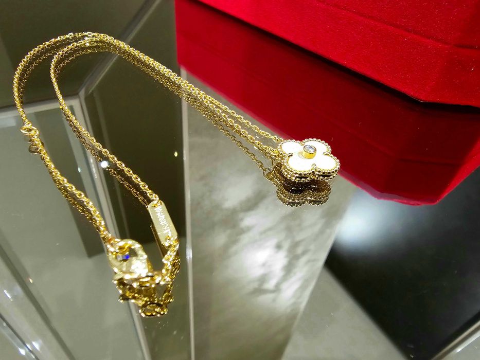 Van Cleef & Arpels VCA Gold Cream Mother of Pearl Diamond Clover Колие