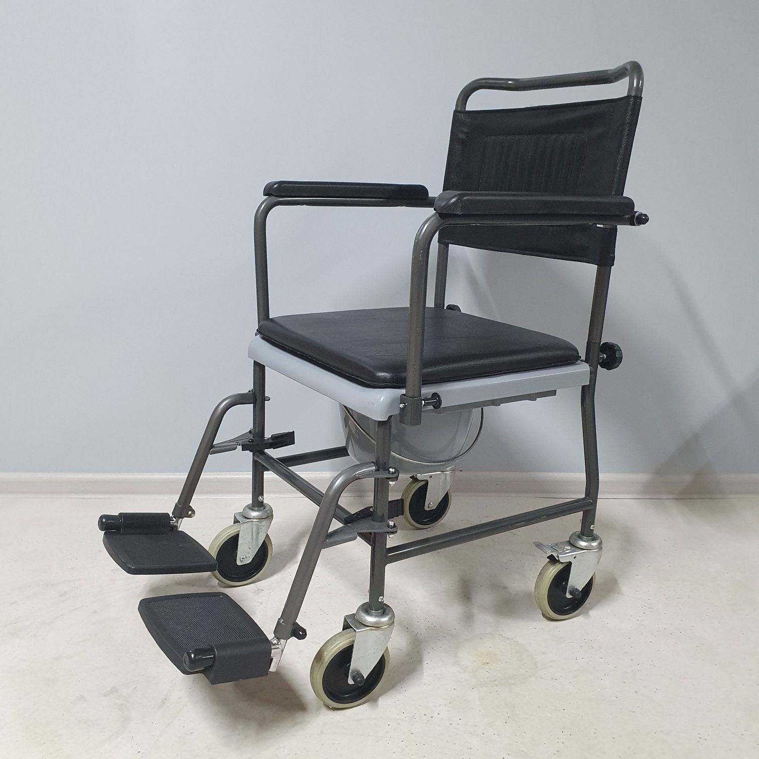 Scaun de handicap cu wc si roti pentru camera