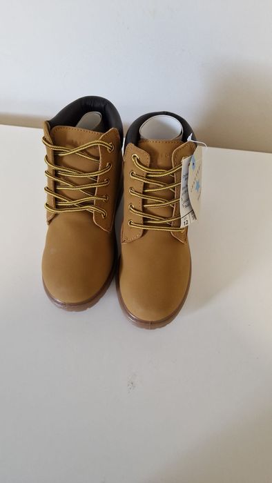 Bocanci Crafted impermeabili piele ecologica..marimea 31 maro/ 29 albs