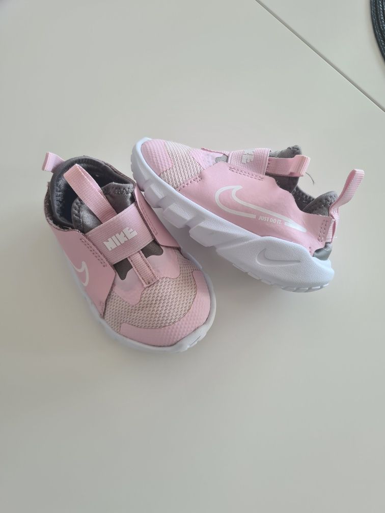 Adidasi de fetite Nike roz marimea 22