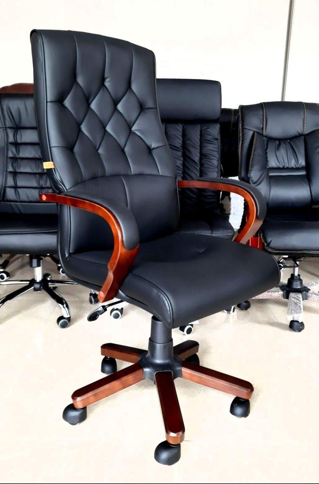 Офисные кресла модель Cosa Nostra от поставщика праздничная цена