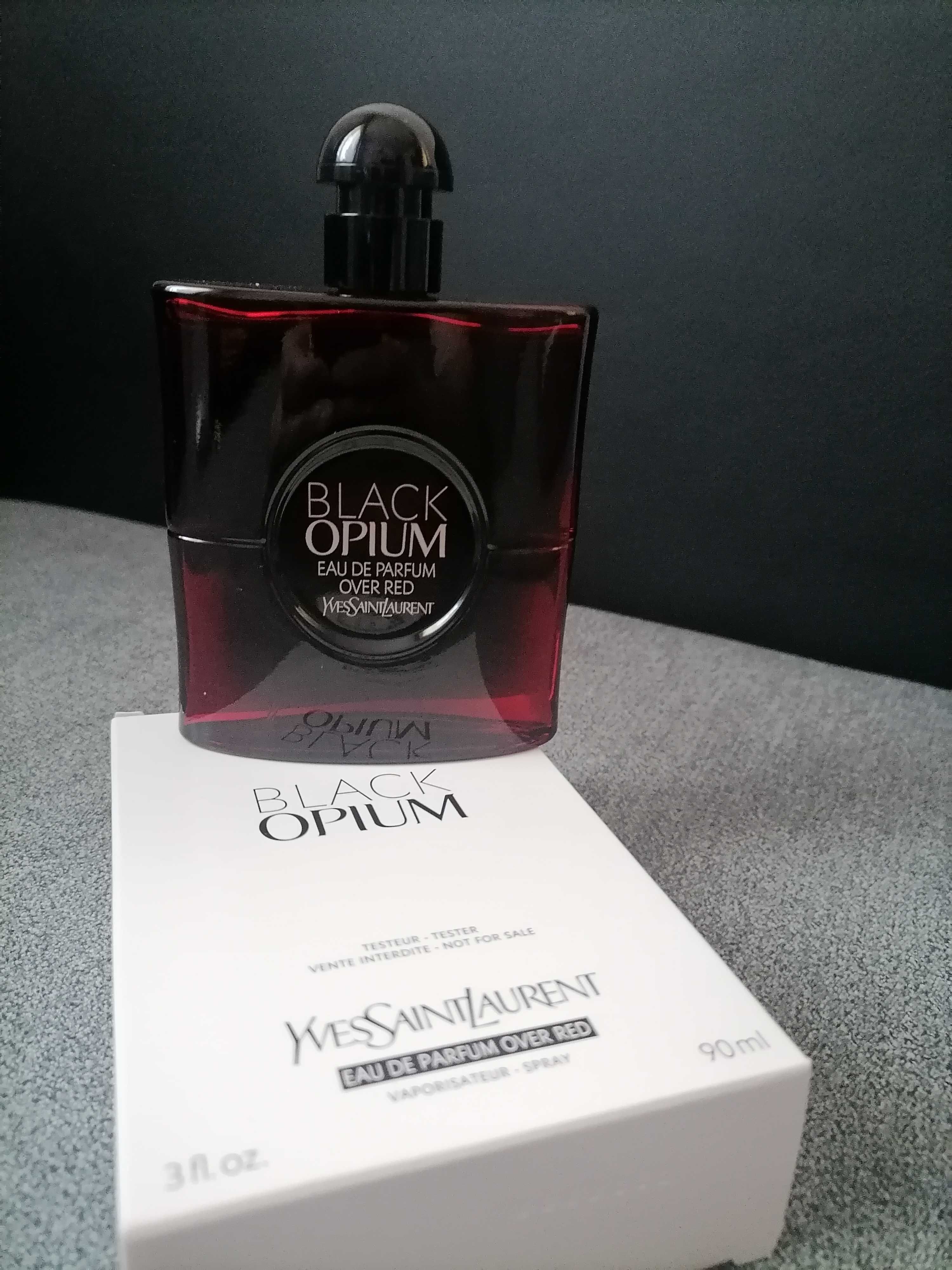 Apa de parfum Yves Saint Laurent Black Opium