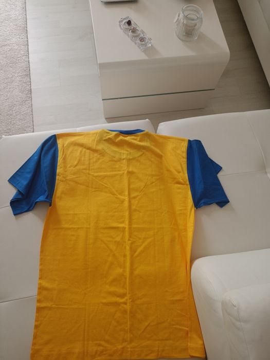 Vând tricou cu  imprimeu,nou nouț, produs de calitate superioara.