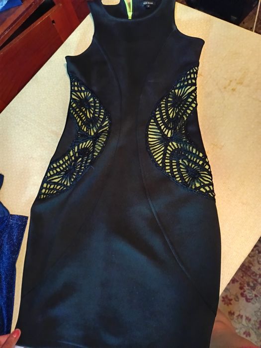 2 la pret de una rochii