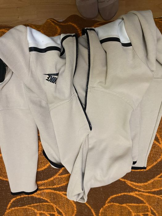 Оригинално горнище на NIKE бежаво