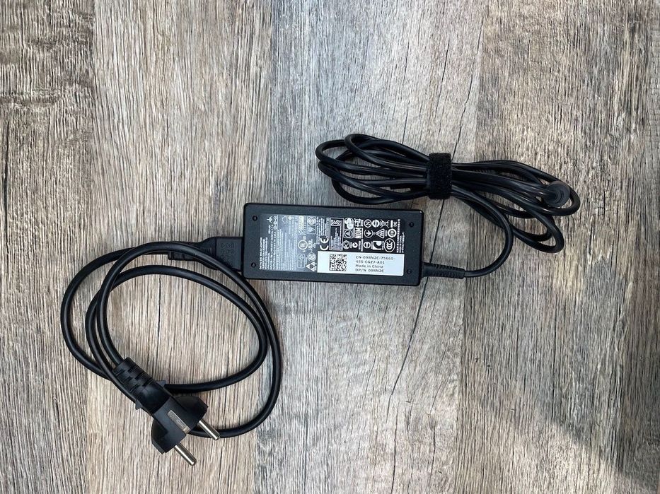 Лаптоп DELL Inspiron + Оригинално зарядно( адаптер + захранващ кабел )