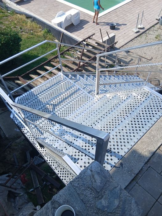 Vindem scări zincate de exterior