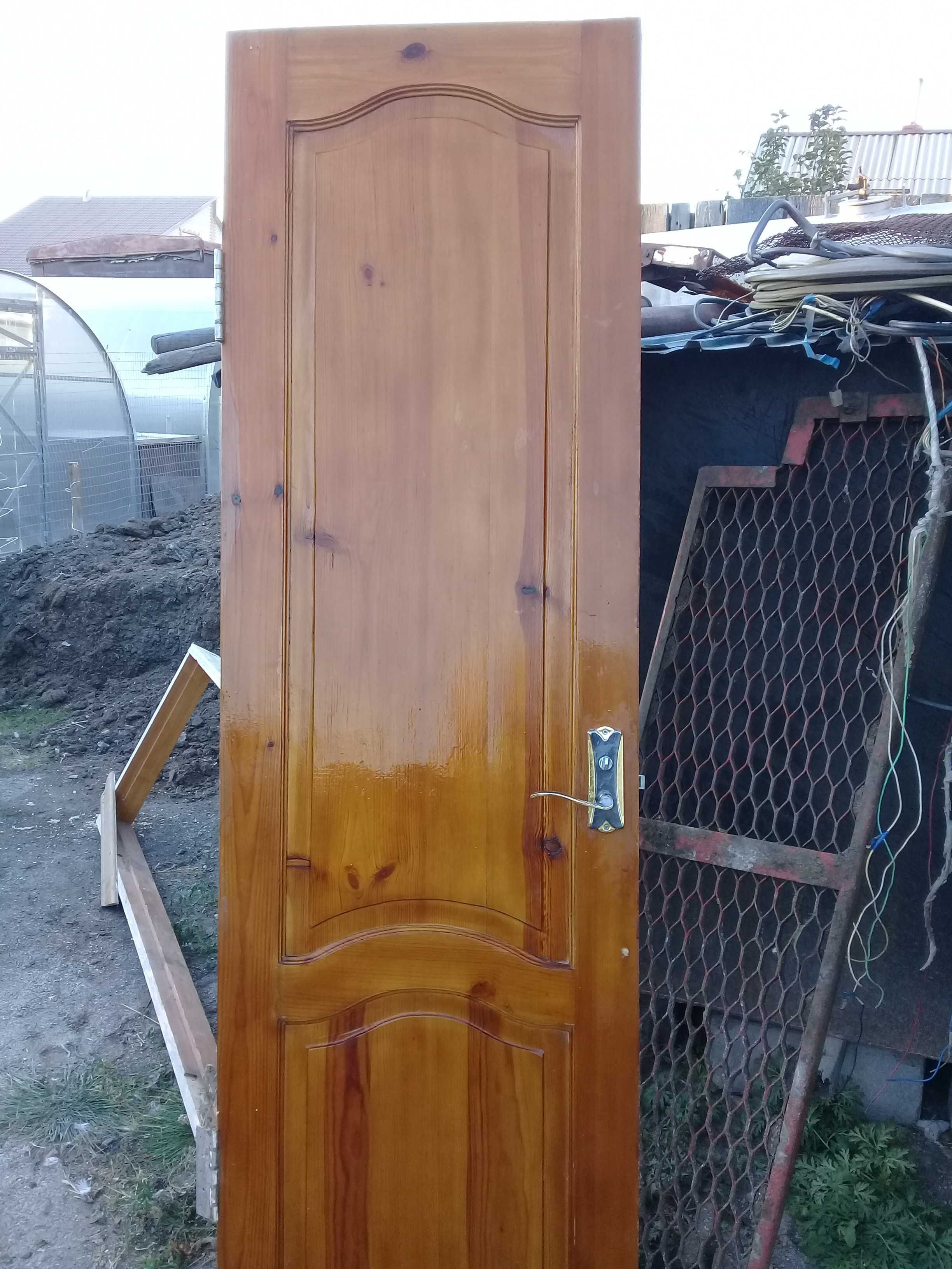 Продам деревянную дверь
