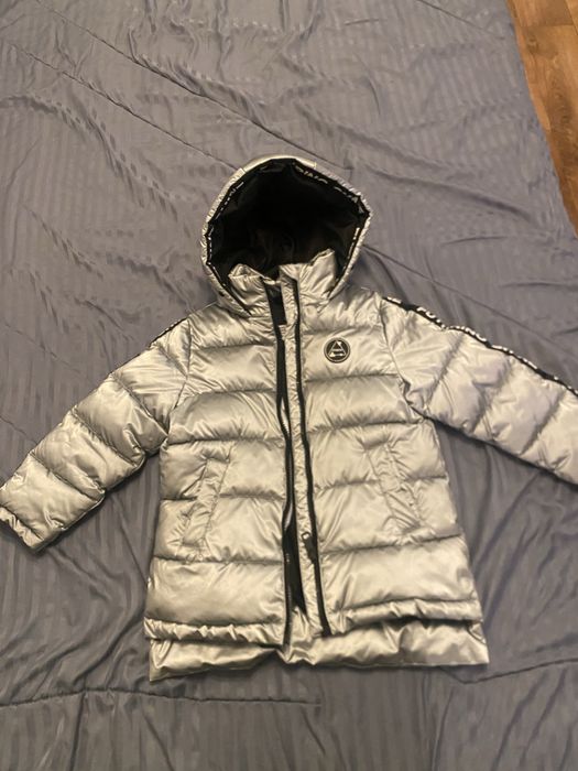 Продам куртку для девочки