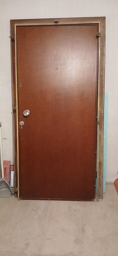 Продавам MDF входна врата