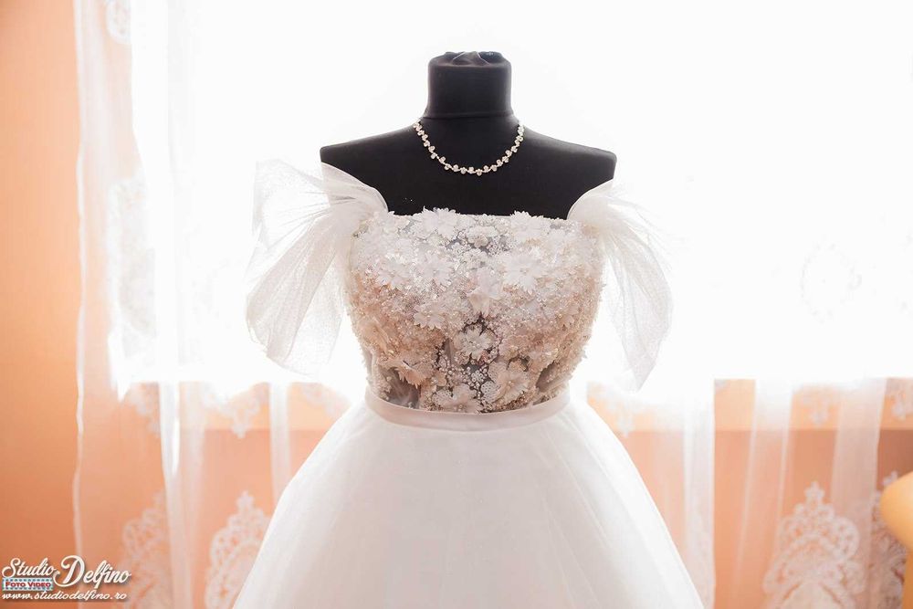 Rochie de mireasă 2 în 1 – cu maneci și fustă lungă detașabilă