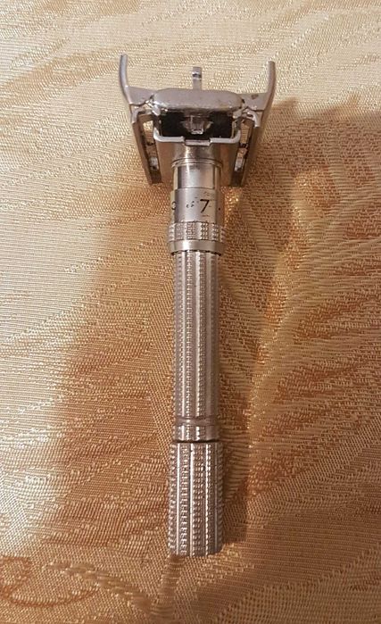 Продавам самобръсначка за класическо бръснене Gillette Slim Adjustable