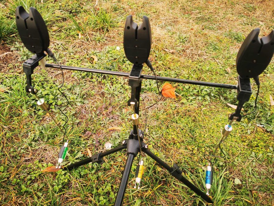 Стойка за дънен риболов, три сигнализатора и три светещи обтегача