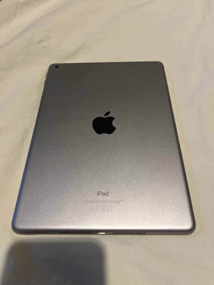Ipad 6 th gen Gray silver