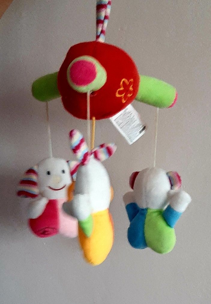 Плюшени играчки и музикални играчки за количка,легло в отличен вид
