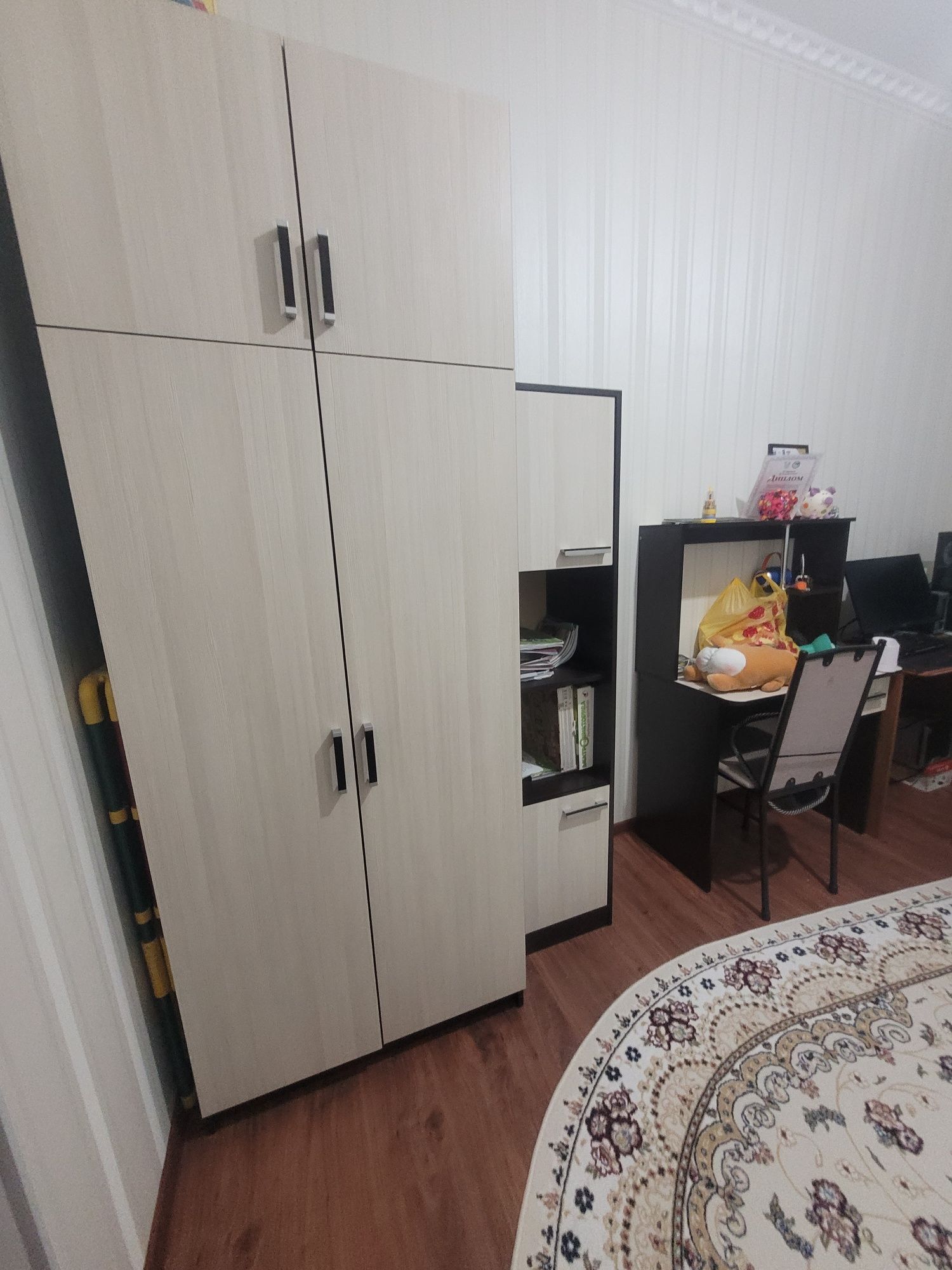 Продам шкаф, стол, комод