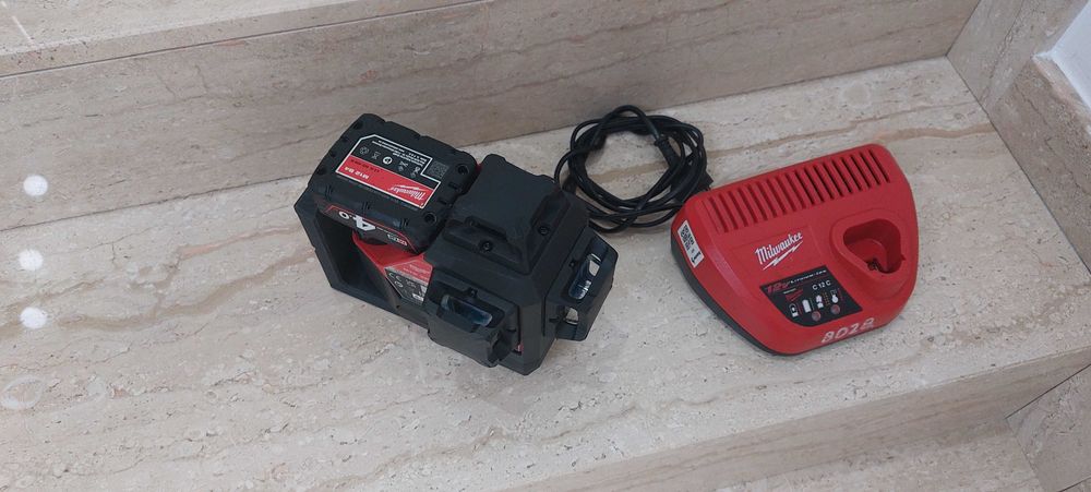Laser Milwaukee M12  3PL 2025