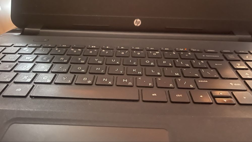 Лаптор hp 255 няма картина