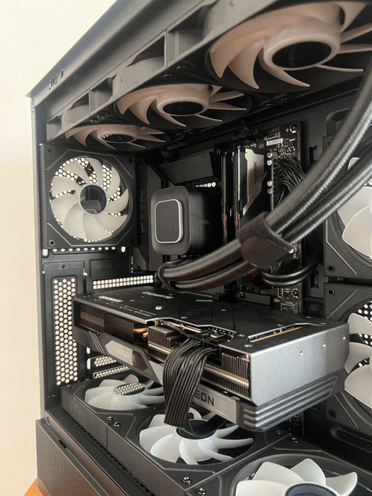 PC gaming - Ryzen 5 7600X, DDR5, 32GB, 1TB SSD fata placa video