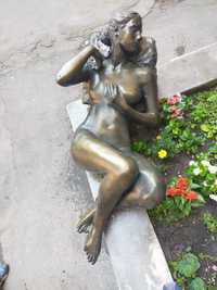Masa de sticla cu femeie  nud turnata din praf de granit deosebi