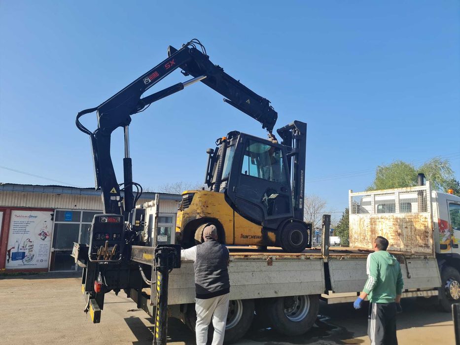 Camion Volvo cu macara