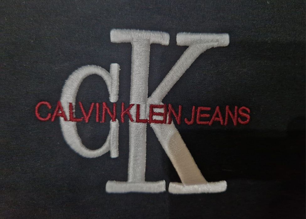 Preț Redus pentru un tricou toamnă-iarnă Calvin Klein