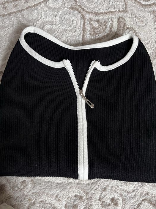 Кофта черная с замком