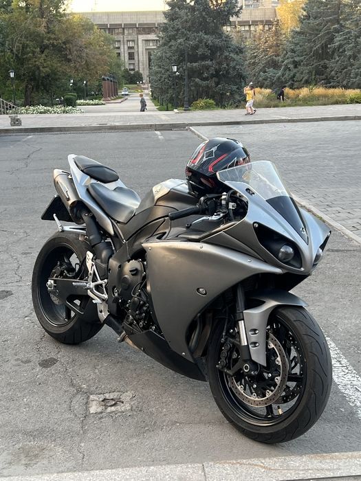 Yamaha R1  2011 года