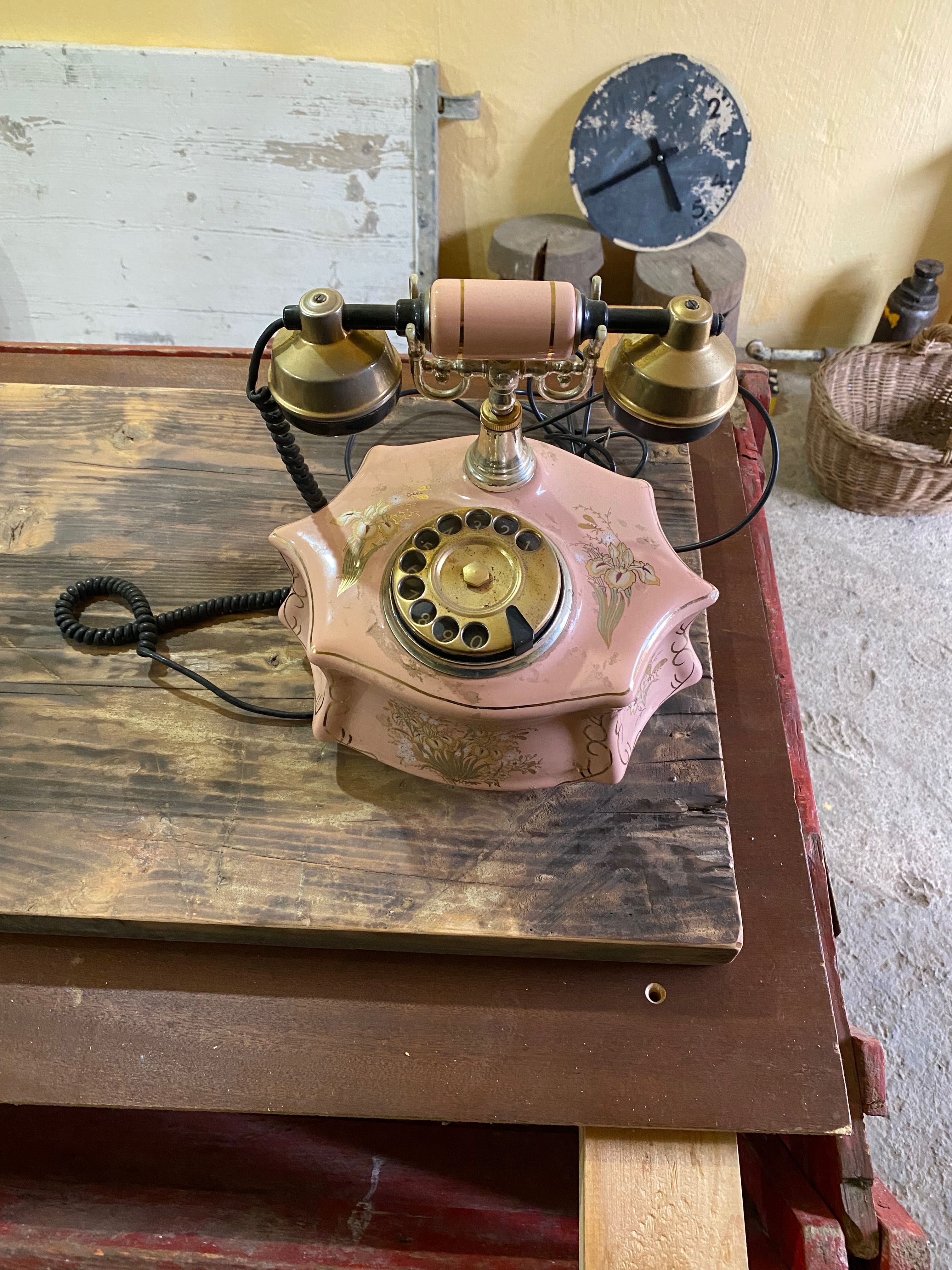 Ретро телефон от керамика