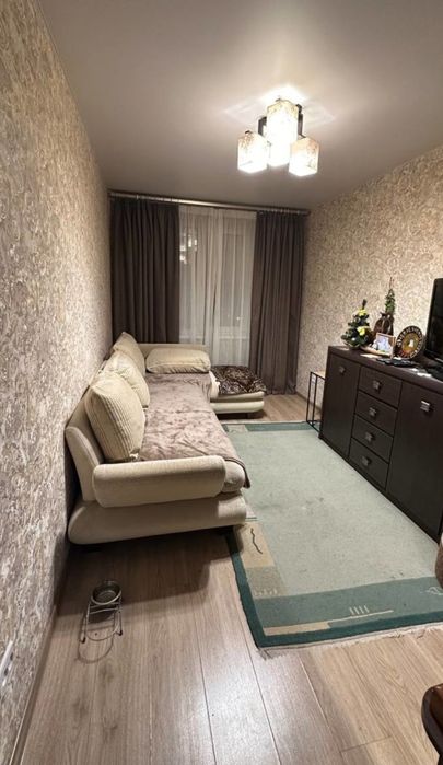 Водник продатся 3 х комнаты. 4 этажи сентр сувсрзи