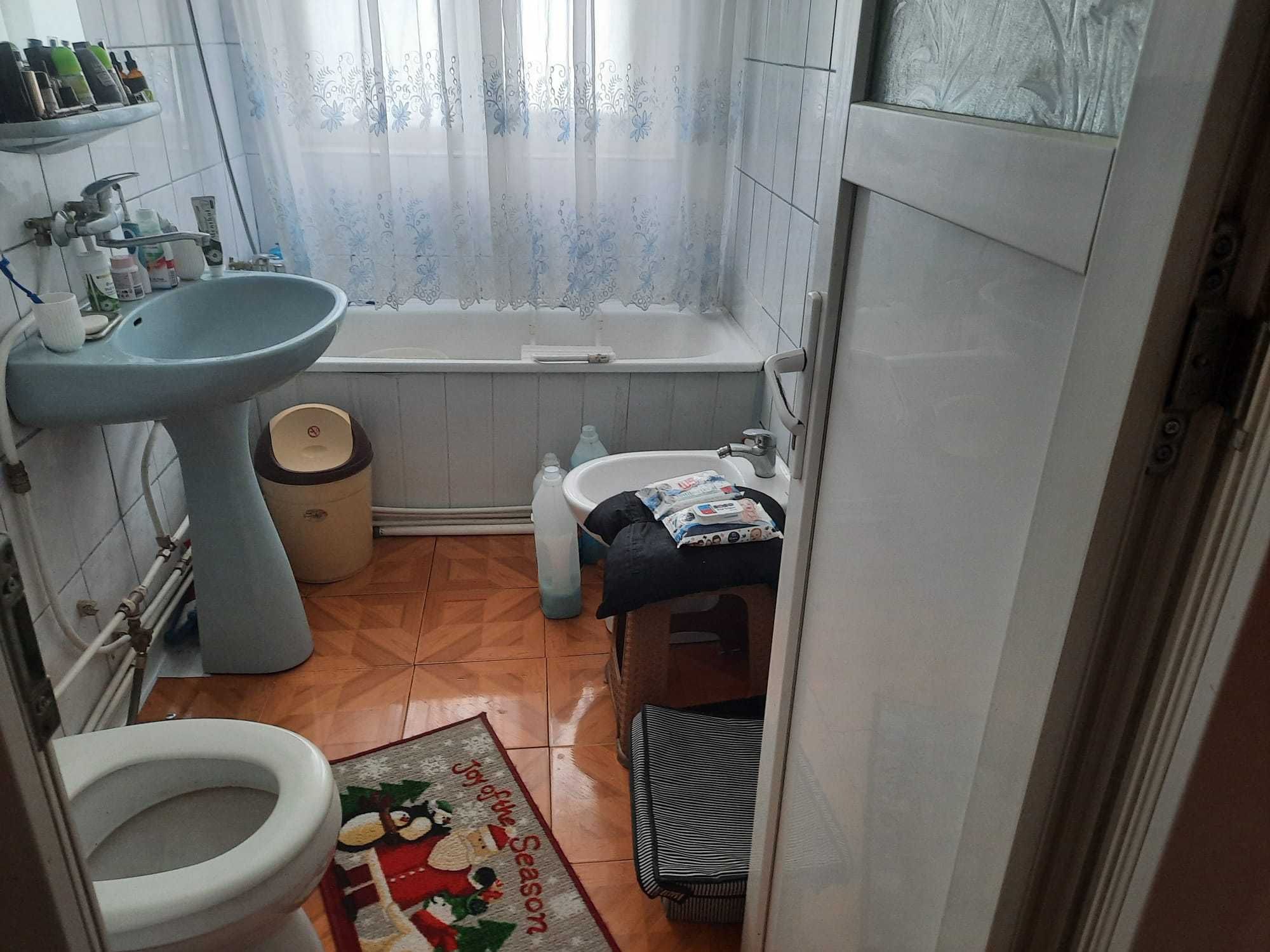 Vand Apartament doua camere Moinesti, jud Bacau