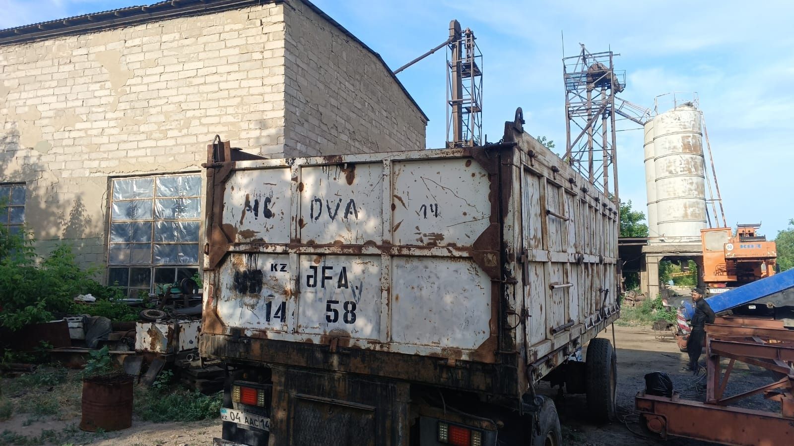 Продам Кузов и Дышло от прицепа китайца