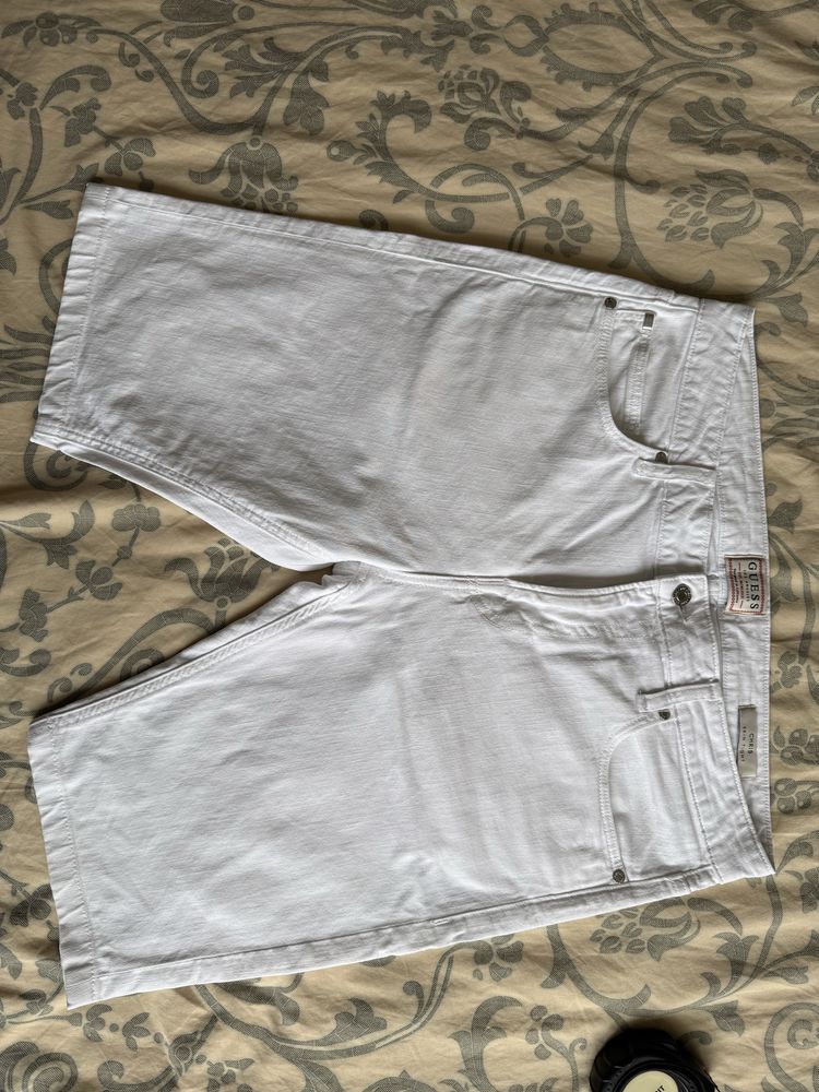 Vand pantaloni scurti Guess