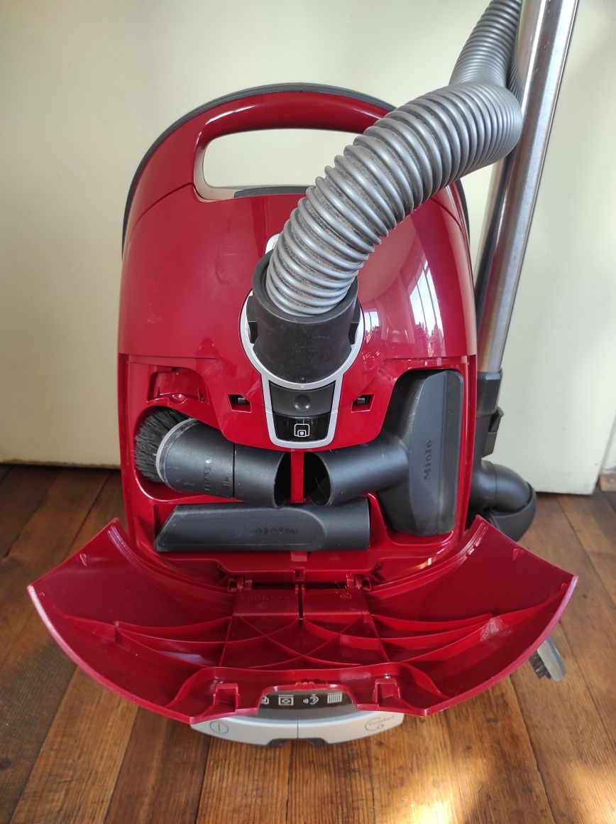 Прахосмукачка Миеле / Miele Complete C3 2 броя