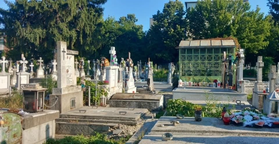 Vând loc de veci cimitirul central- Bacău