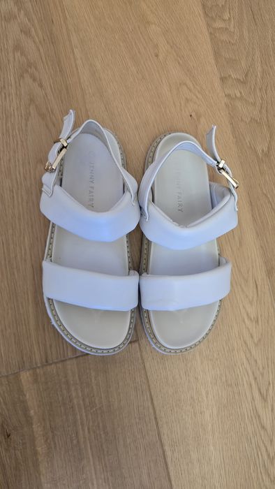 Дамски кожени сандали