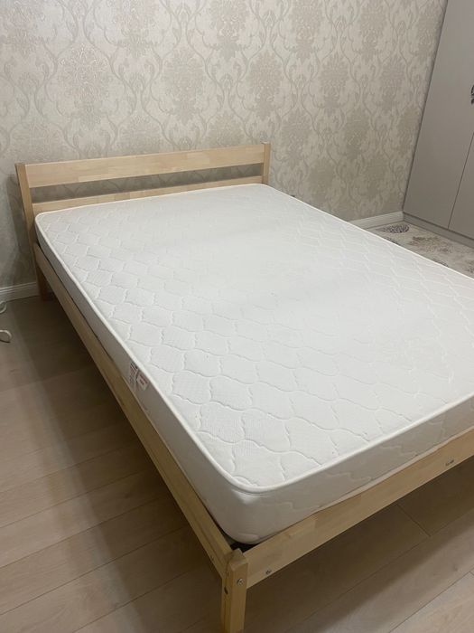 Кровать с матрацем
