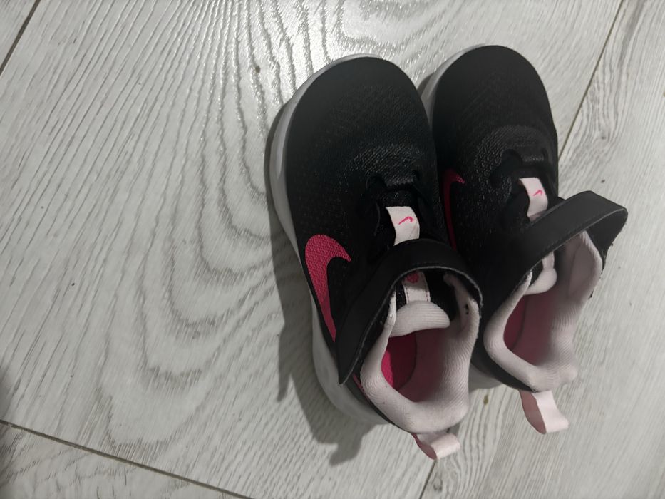 Adidasi nike ( fete)