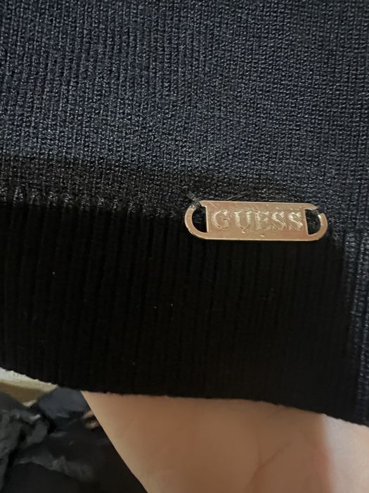 Фин пуловер Guess – класика с фин детайл