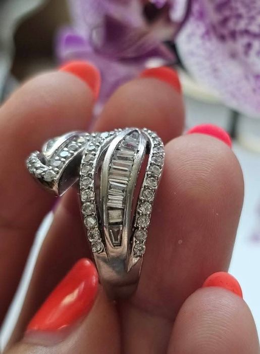 Красив сребърен пръстен с циркони