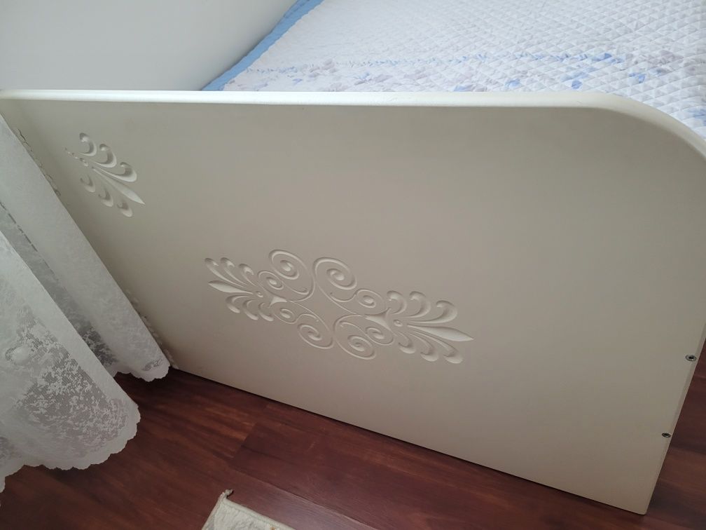 Кровать белая в комнату